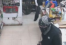 Непълнолетният извършител заплаши служители с пистолет и задигна 500 лева