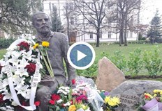 Монументът до сградата на парламента е изграден изцяло с дарения