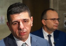 Мярката ще засегне всички търговци от аптеки до ресторанти а