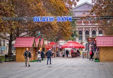 Празнични светлини ледена пързалка скара и греяно вино очакват русенци