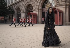 Появата на булката в черно пред Народното събрание и Президентството