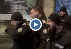 Нови кадри показват униформен служител който се плези на демонстрантите