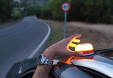 Оранжевата мигаща светлина ще има GPS връзка с пътните службиОт