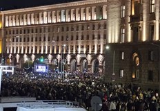 Бомбички полетяха към парламента опити за щурм и блокада на