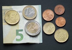 Младите задлъжняват заради лайфстайла на инфлуенсъритеВъпреки че инфлацията в Европа