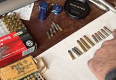 Полицията откри самоделни оръжия и балистичен чук в дома на