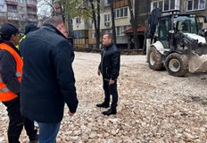 Благоустрояват пространството около блокове в квартал Родина Служителите на Общинско предприятие