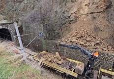 Пътниците от засегнатите композиции се превозват с автобуси в участъкаСвлачище