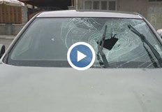 Огромен камък потроши предното стъкло шофьорът оцеля по чудоОгромен камъкпадна
