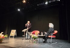 Заместник кметът Енчо Енчев връчи плакет на твореца от името на