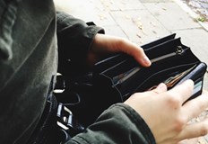 Извършителката е установена и откраднатите вещи са върнати на собственичката