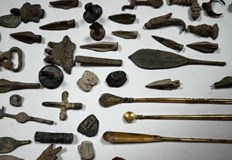 47 годишният собственик ги предал доброволно твърди че ги е намерил