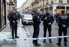 Бижутер и съпругата му са били взети за заложници в