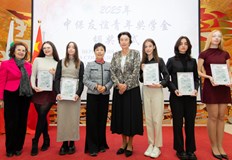 Сертификатите бяха връчени на официална церемония от посланика на КНР