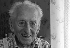 Карл Хайдле е роден през 1915 година и преживя две