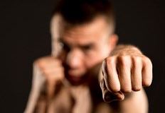 18 годишният хулиган е нанесъл удари в лицето на 46 годишен мъж