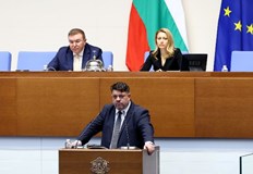 Броят на засегнатите спадна четири пъти държавата готви стратегия за