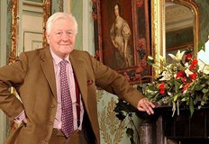 Сър Бенджамин Слейд иска дама която стреля управлява хеликоптер и