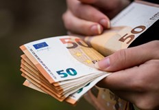 60 държави по света са обвързали валутите си с европейските