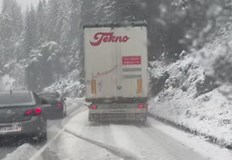 Леките автомобили заобикалят закъсалите камиони снежната покривка достига 10 сантиметраВлошената