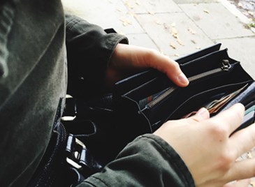 Джебчийка отмъкна портфейла на жена в магазин на булевард "Неофит Бозвели"