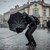 Времето се разваля рязко с дъжд и бурен вятър