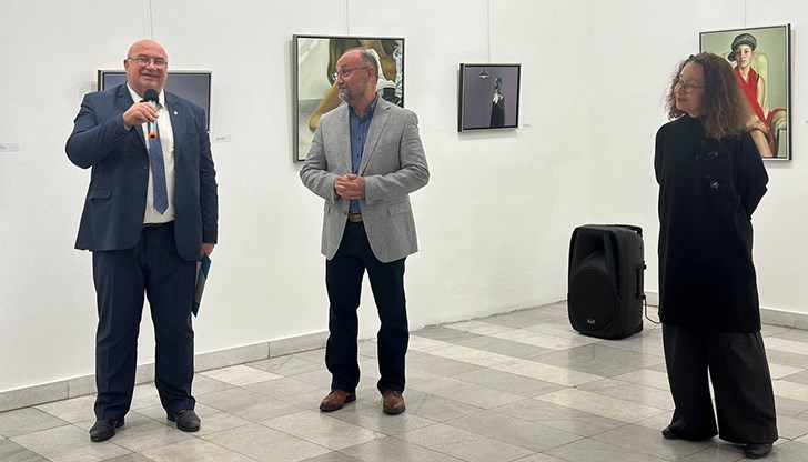 Енчо Енчев поздрави твореца, който представя 30 хиперреалистични картини