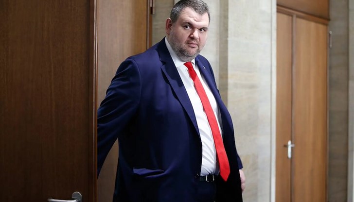 Политикът даде за пример „романтичните вечери“ на Кирил Петков и „екзотичните воаяжи“ на Радев