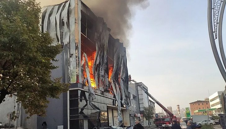 Пожар обхвана цялата сграда в Коджаели