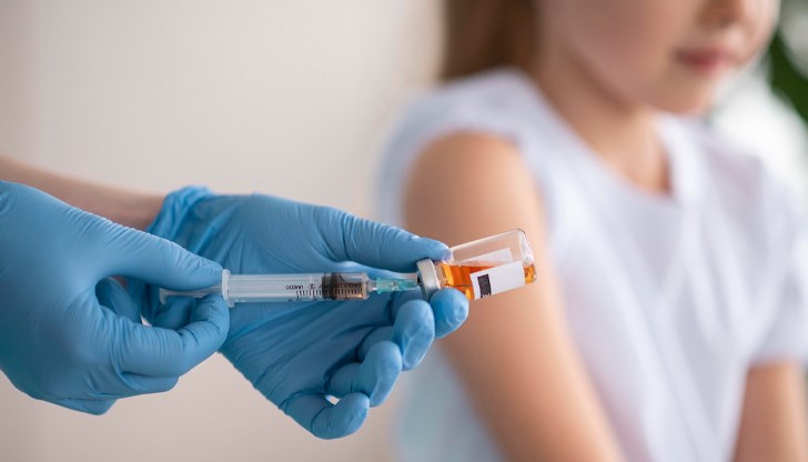 Имунизационният календар предвижда две дози за децата – първата между 12-ия и 15-ия месец