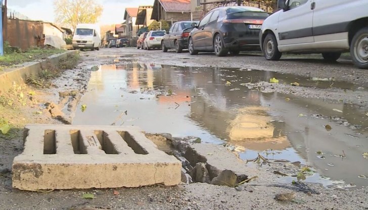 Аварийни екипи отводняваха мазета и дворове в Сандански и Петрич