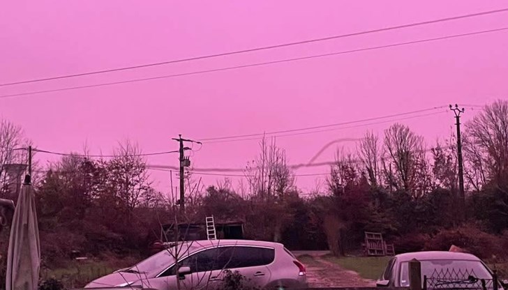 Редки атмосферни условия оцветиха сутринта в розово