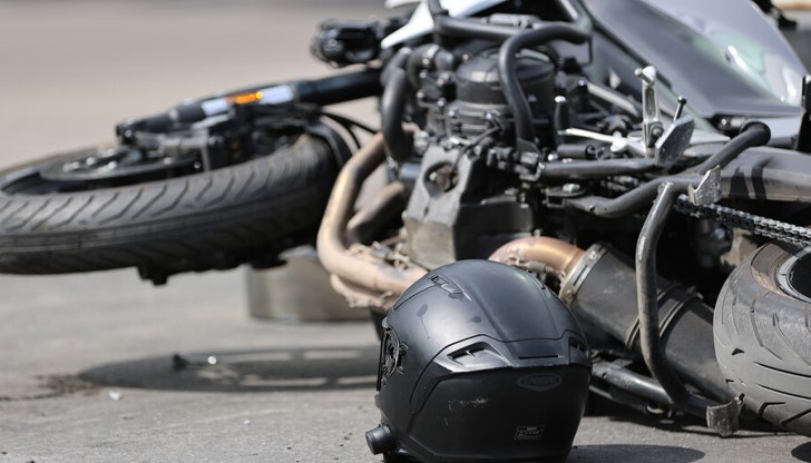 26-годишен шофьор навлязъл в насрещното движение и се блъснал с два други мотора