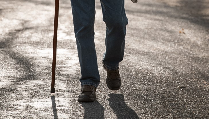 77-годишният пострадал е с контузия на коляното