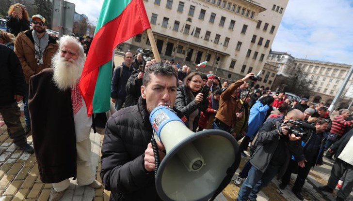 Управляващите обвиняват опонентите си в саботаж и подбуждане към насилие Управляващите обвиняват опонентите си в саботаж и подбуждане към насилие