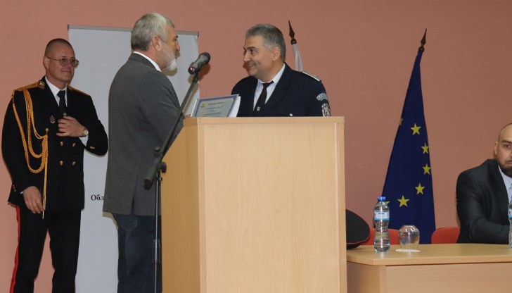 Областният управител отличи служители на ОДМВР по повод празника на българската полиция