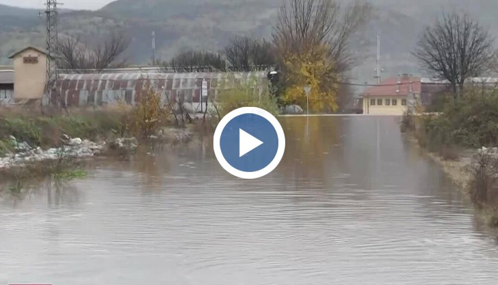Червен код за опасно време и скъсана дига усложняват обстановката в региона
