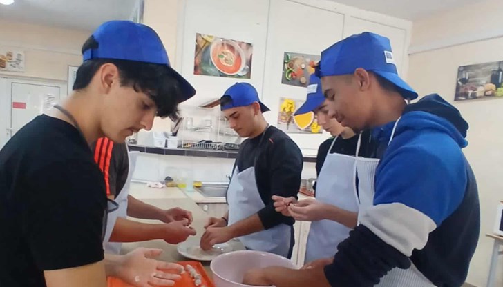 Десет ученици ще усвояват тънкостите на занаята чрез гъвкави образователни пътеки Десет ученици ще усвояват тънкостите на занаята чрез гъвкави образователни пътеки