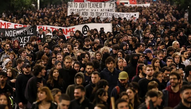 Хиляди полицаи, хеликоптери и дронове наблюдаваха демонстрацията