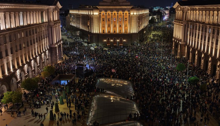 Бомбички полетяха към парламента, опити за щурм и блокада на изходите на Народното събрание