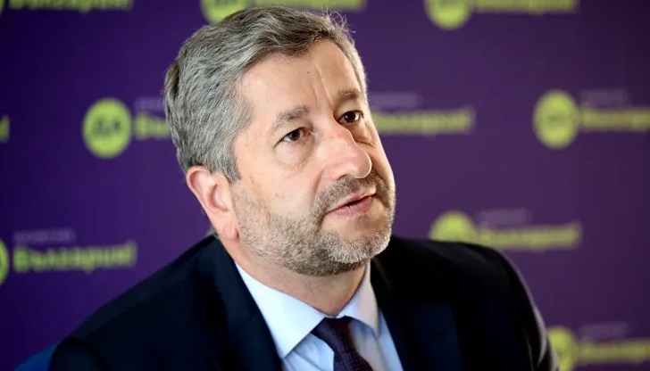 Бившият лидер на "Да, България" реагира на обвинения от Борисов като признава, че санкциите са "присъда" и за ГЕРБ