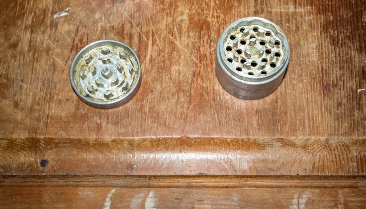 Русенецът е предал доброволно наркотика и гриндер на служителите от Второ районно управление Русенецът е предал доброволно наркотика и гриндер на служителите от Второ районно управление