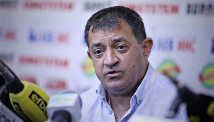 Бившият треньор и наследникът му ще отговарят за вземане на 62 000 лева подкуп от шефа на федерацията