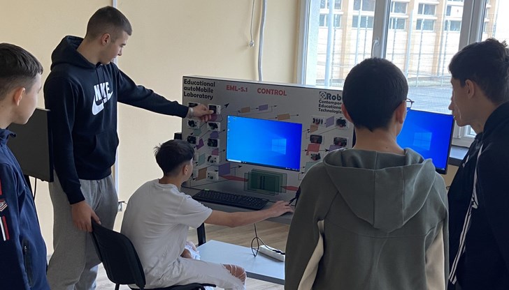 Гимназисти усвояват тънкостите на двигателите с вътрешно горене и управлението на електрокари