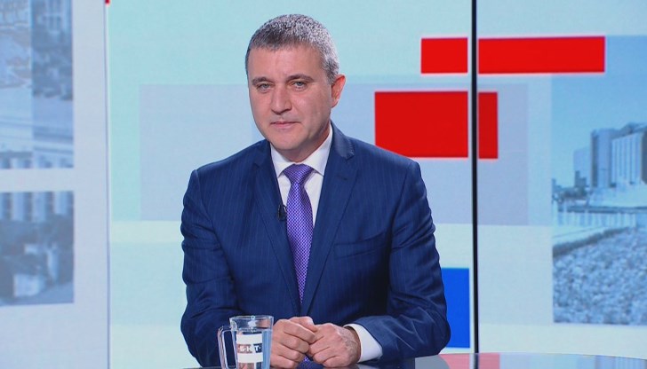 Процедурата е замразена за преговори със синдикатите и работодателите, обясни бившият финансов министър