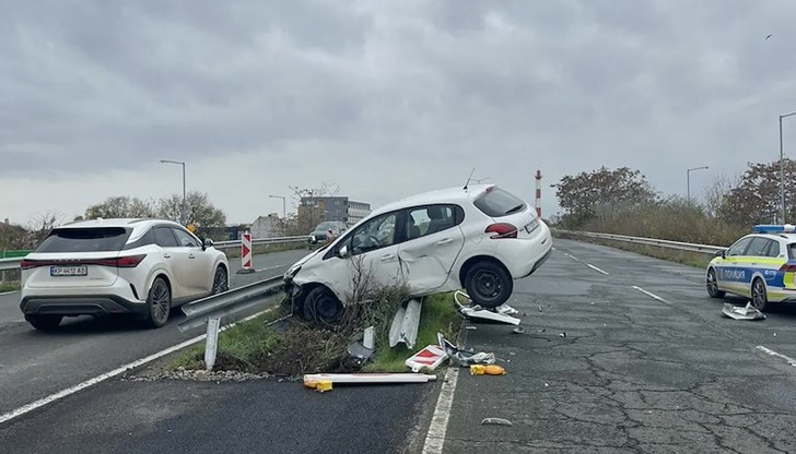 24-годишна шофьорка "яхна" мантинела край квартал "Сарафово"