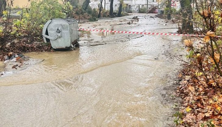 Четири общини обявиха бедствено положение, свлачища блокират пътища в региона