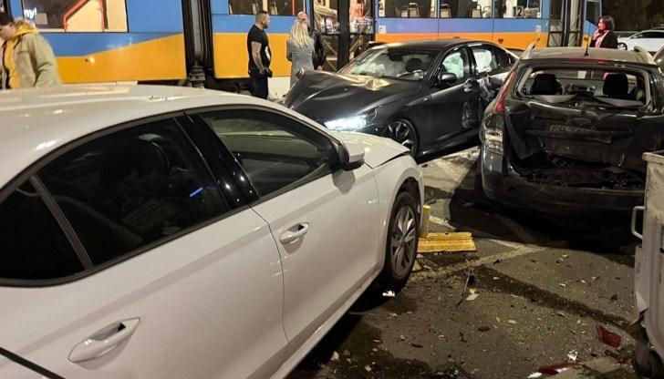 42-годишен мъж с луксозен автомобил отнесе редица паркирани автомобили на бул. "Витоша"
