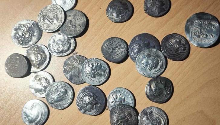 Антиките са били укрити в мъжки чорап под скоростния лост