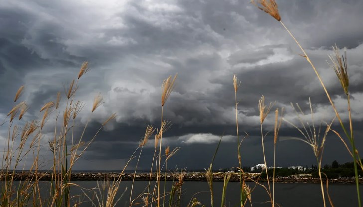 Циклон носи значителни валежи и застудяване в събота, сняг ще вали над 1300 метра